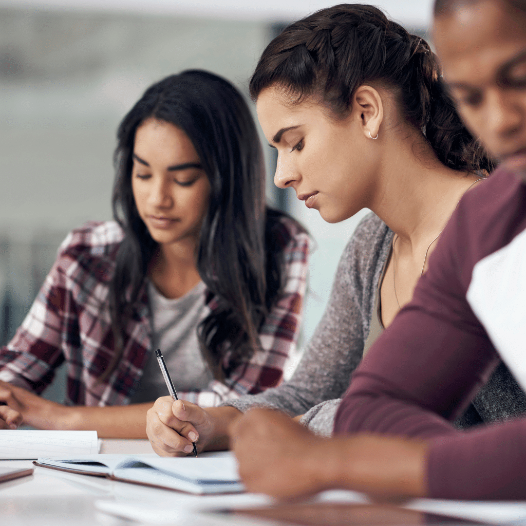 3 élèves qui étudient