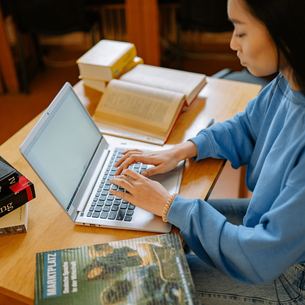 Femme qui travaille sur un bureau devant son ordinateur