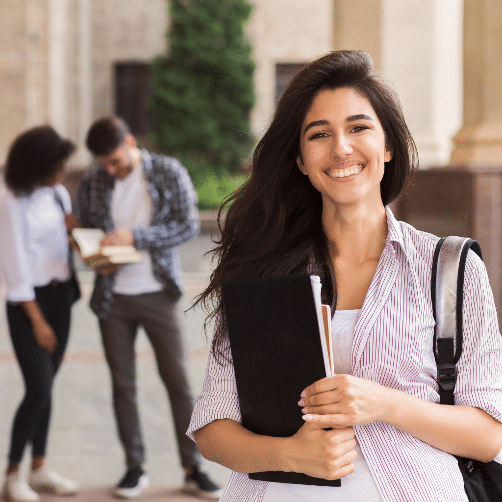 femme qui sourie en premier plan
