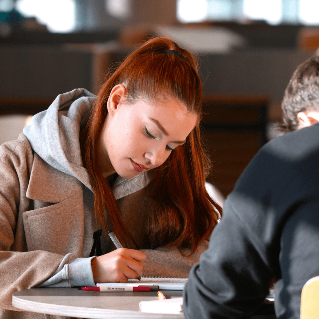 femme qui écrit